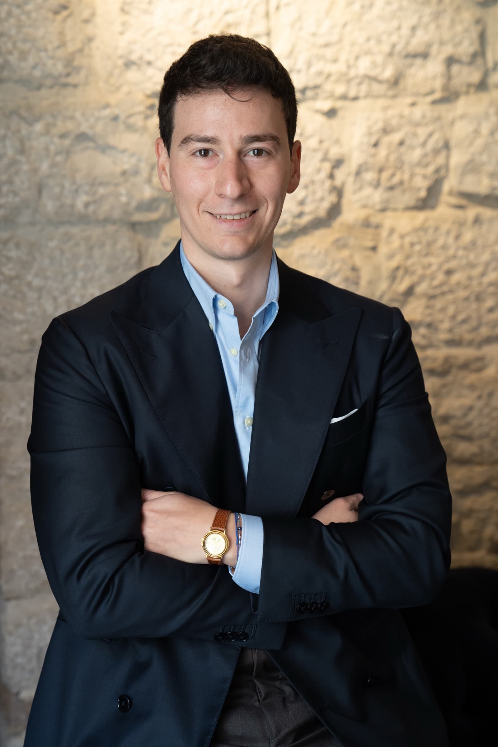 Composed gentleman in navy tailoring: the fit is always right.